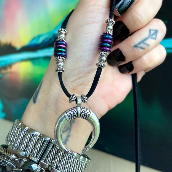 Lunula crecent up side down moon horn necklace - Picture 7 of 11